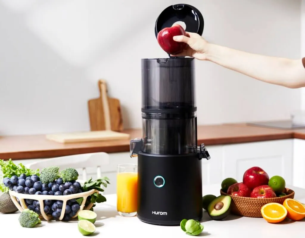 Wyciskarka Hurom H300E w kuchni z owocami