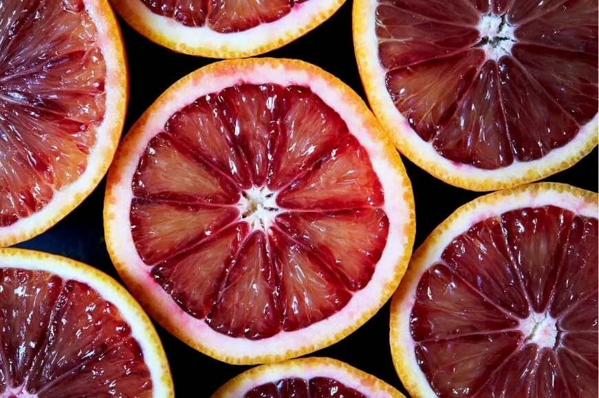 Przekrojone czerwone grejpfruty