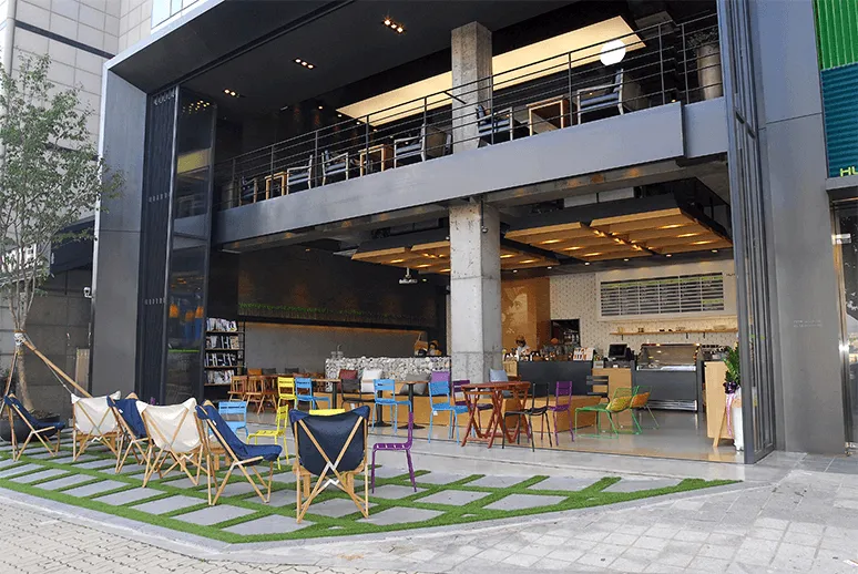 Kawiarnia i juice bar Hurom z ogródkiem